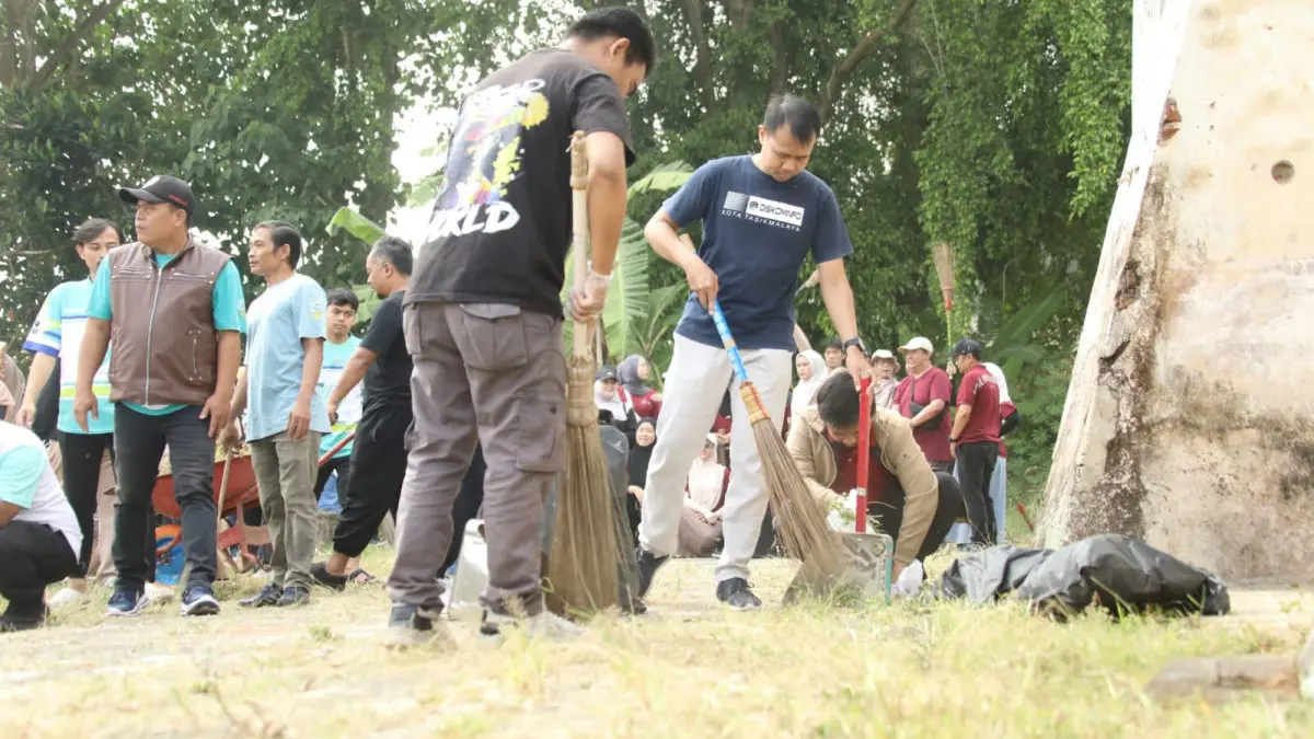 Warisan Sejarah Jangan Tergerus Waktu, ASN Kota Tasikmalaya Bersihkan Kawasan Tugu Koperasi Tugu Koperasi Kota Tasikmalaya membutuhkan revitalisasi