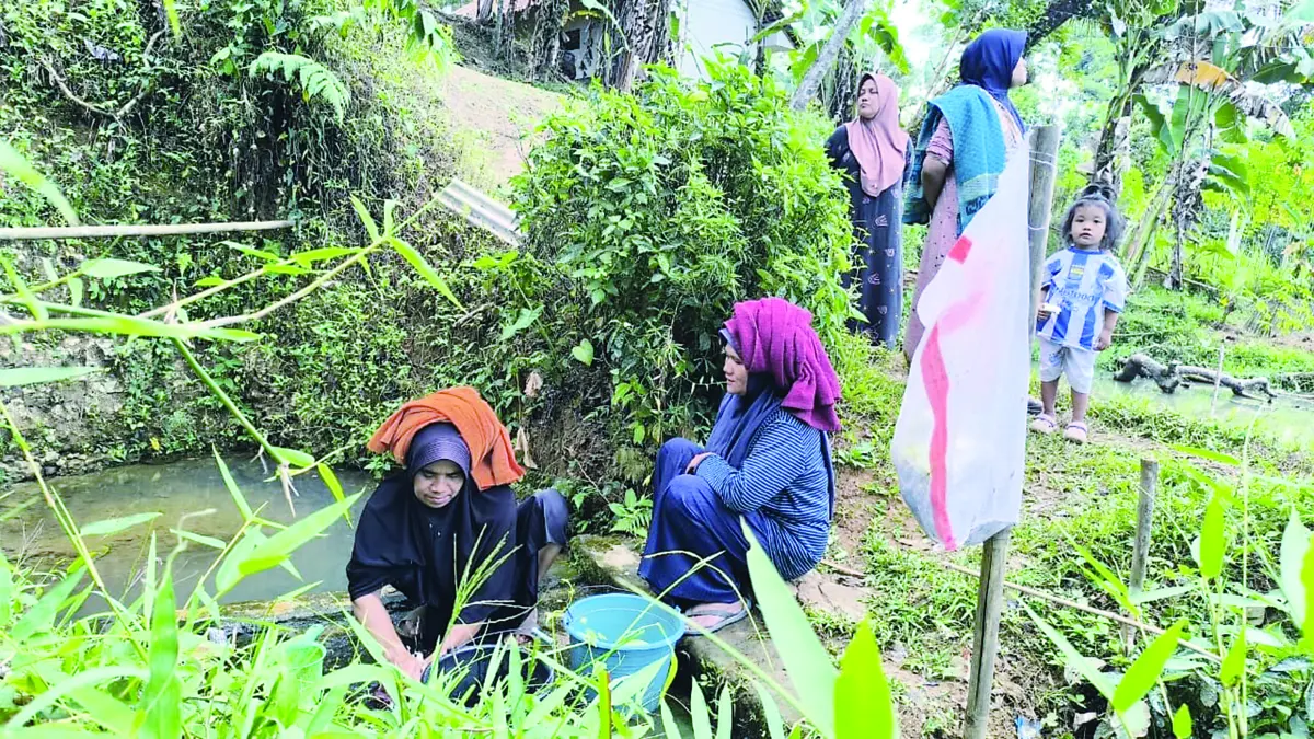 Musim Kemarau, Warga Cidolog Tasikmalaya Bergantung pada Mata Air Keruh krisis air bersih tasikmalaya