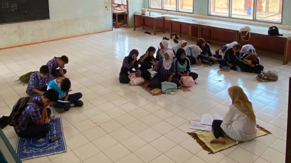 Ruang Kelas Ambruk, Siswa SMPN 1 Bantarkalong Kabupaten Tasikmalaya Belajar Bergantian di Kelas Darurat SMPN 1 Bantarkalong kabupaten tasikmalaya