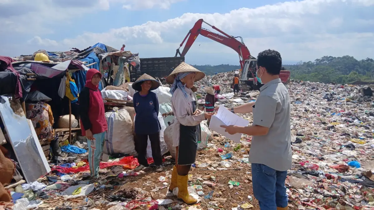 Bagikan APD Kepada Pengais Sampah di TPA Ciangir, Akademisi Unsil Berikan Edukasi soal Keselamatan Kerja Pengabdian Unsil Tasikmalaya, TPA Ciangir