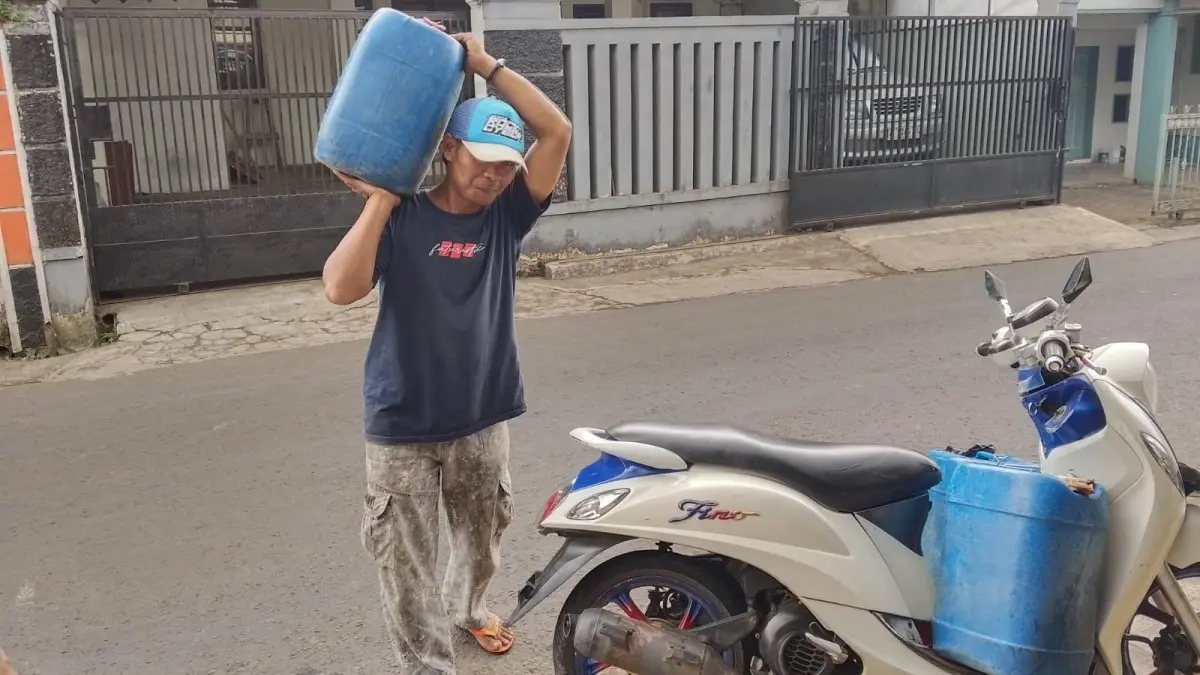 Dampak Kekeringan, Harga Air Bersih di Cigalontang Kabupaten Tasikmalaya Rp 3.000 Per Jerigen harga air bersih
