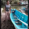 Perahu nelayan terbalik