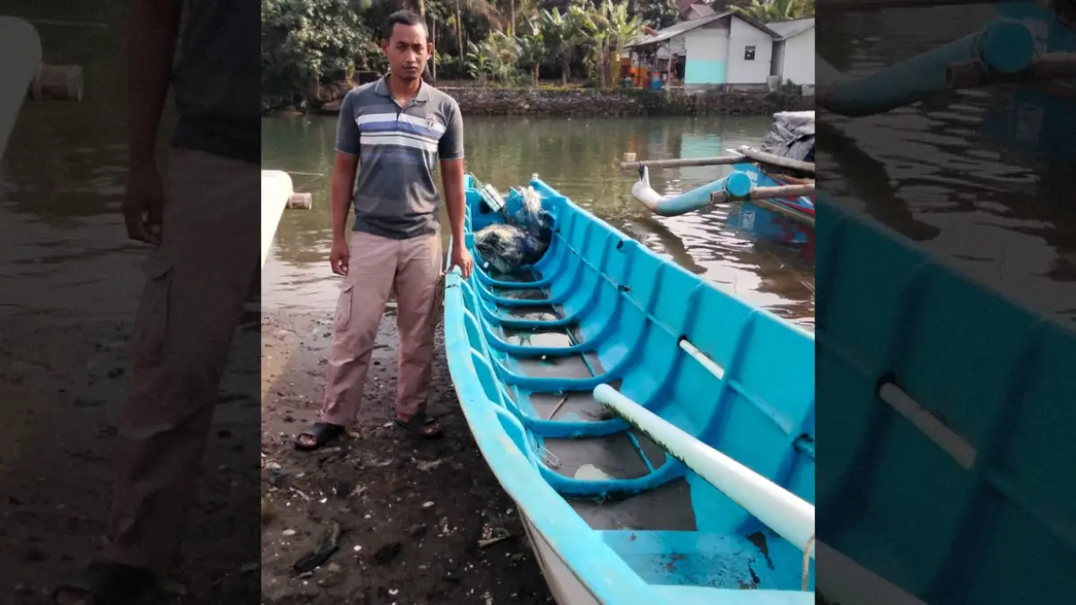 Perahu nelayan terbalik