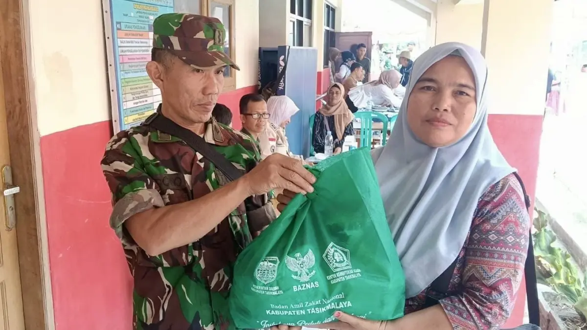 Di Tengah Pelaksanaan TMMD Parungponteng Tasikmalaya, Kodim Salurkan 100 Paket Sembako kepada Warga Tmmd parungponteng