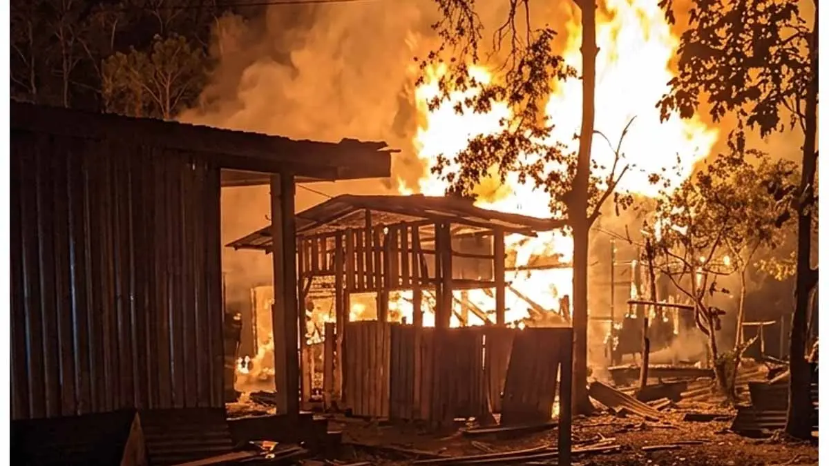 Korsleting Listrik, Satu Rumah Terbakar di Kabupaten Tasikmalaya, Damkar dan Tagana Berjibaku Padamkan Api kebakaran salawu tasikmalaya