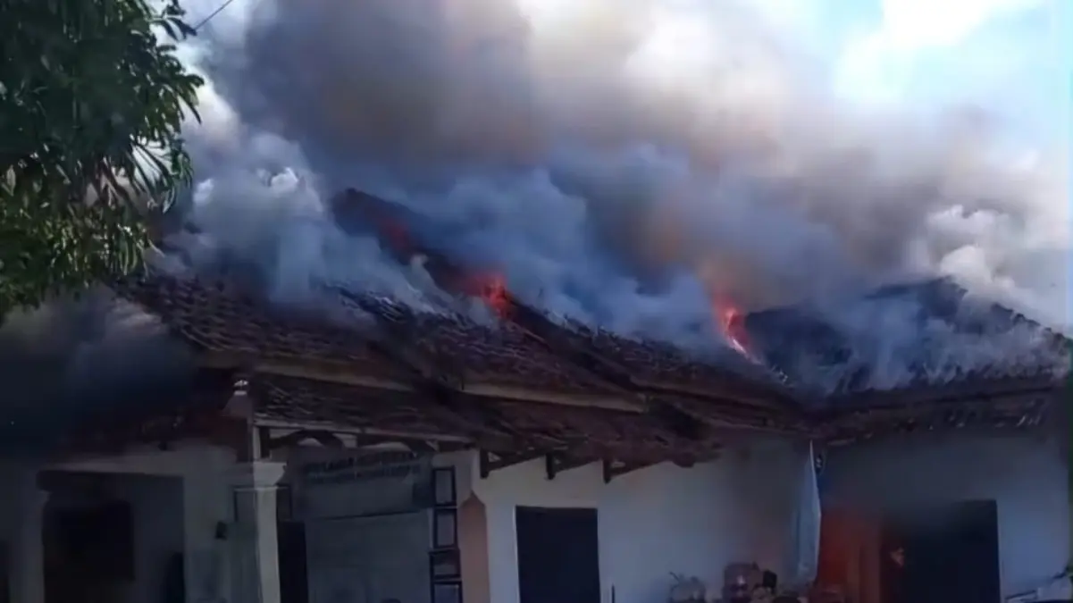 Gudang Air Kemasan di Pangandaran Terbakar kebakaran gudang air kemasan pangandaran