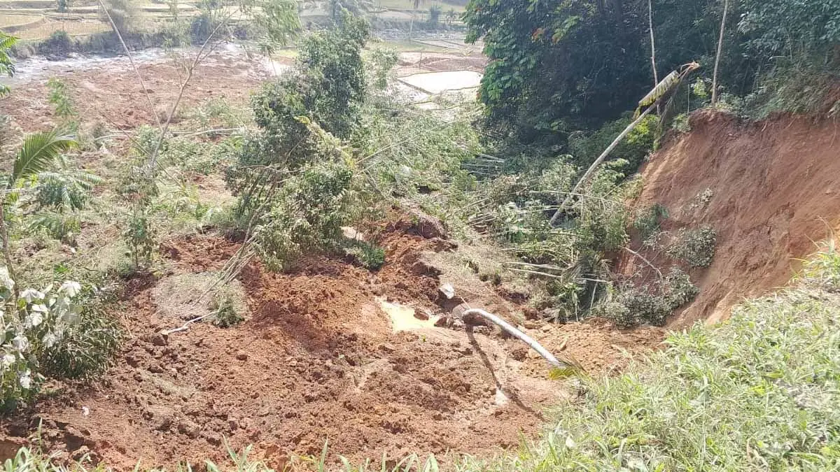 Longsor di Kampung Naga Diduga Akibat Alih Fungsi Lahan Persawahan longsor di kampung naga