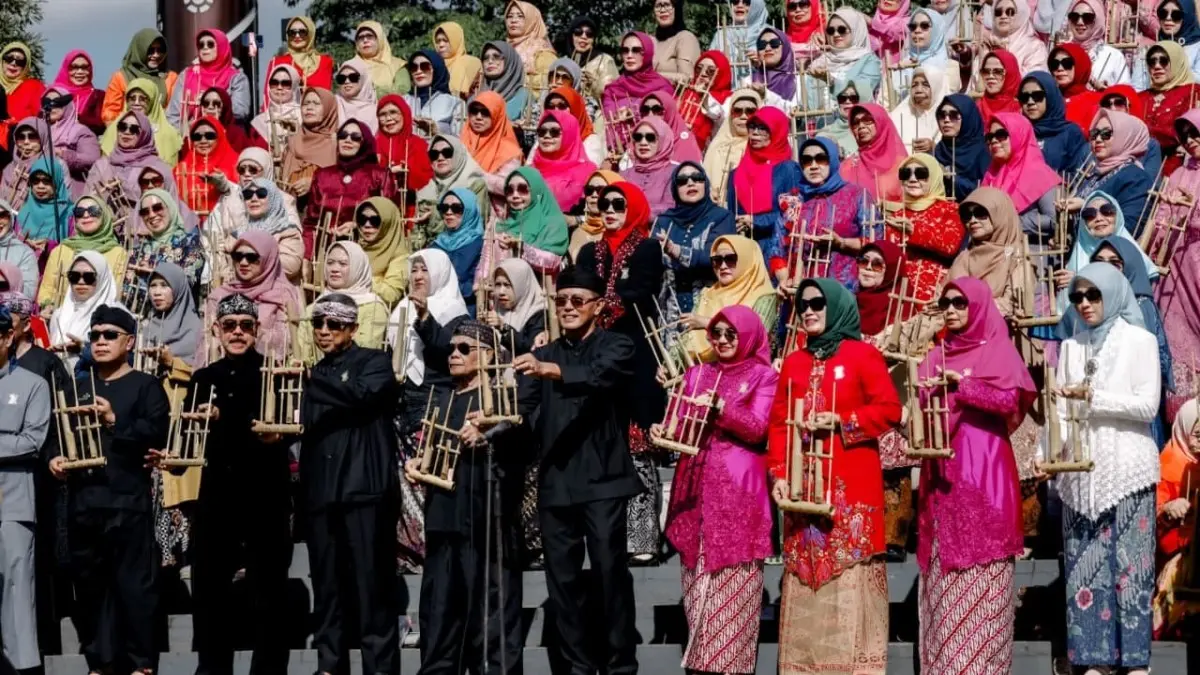 Gemakan Alunan Angklung, 465 Peserta Serentak Bermain Angklung di Alun-Alun Ciamis Angklung ciamis