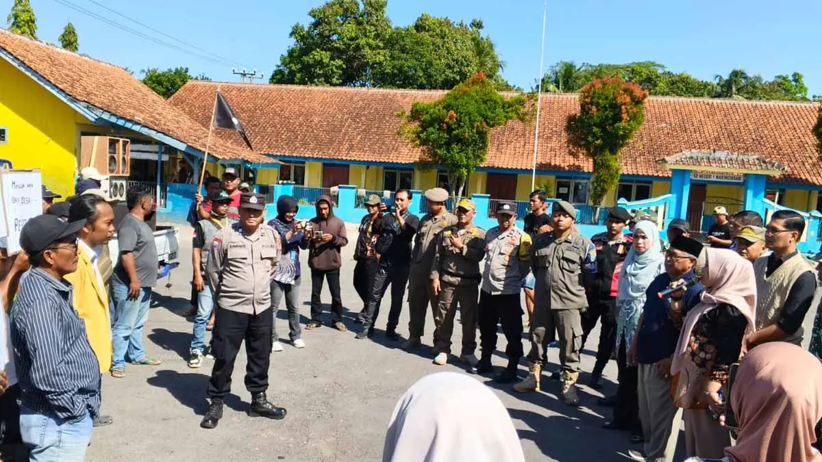 Puluhan Warga Waringinsari Kota Banjar Geruduk Kantor Desa, Minta Perangkat Desa Dipecat Demo di waringinsari kota banjar