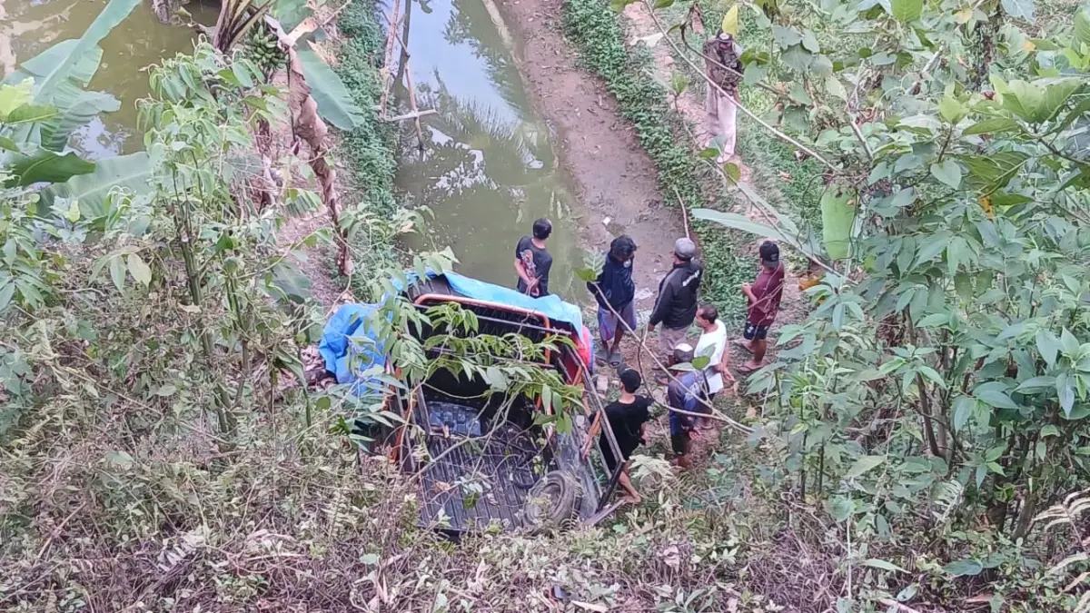 Mobil Bak Masuk Jurang 15 Meter di Tamansari Kota Tasikmalaya, Sopir Luka-luka Mobil bak masuk jurang