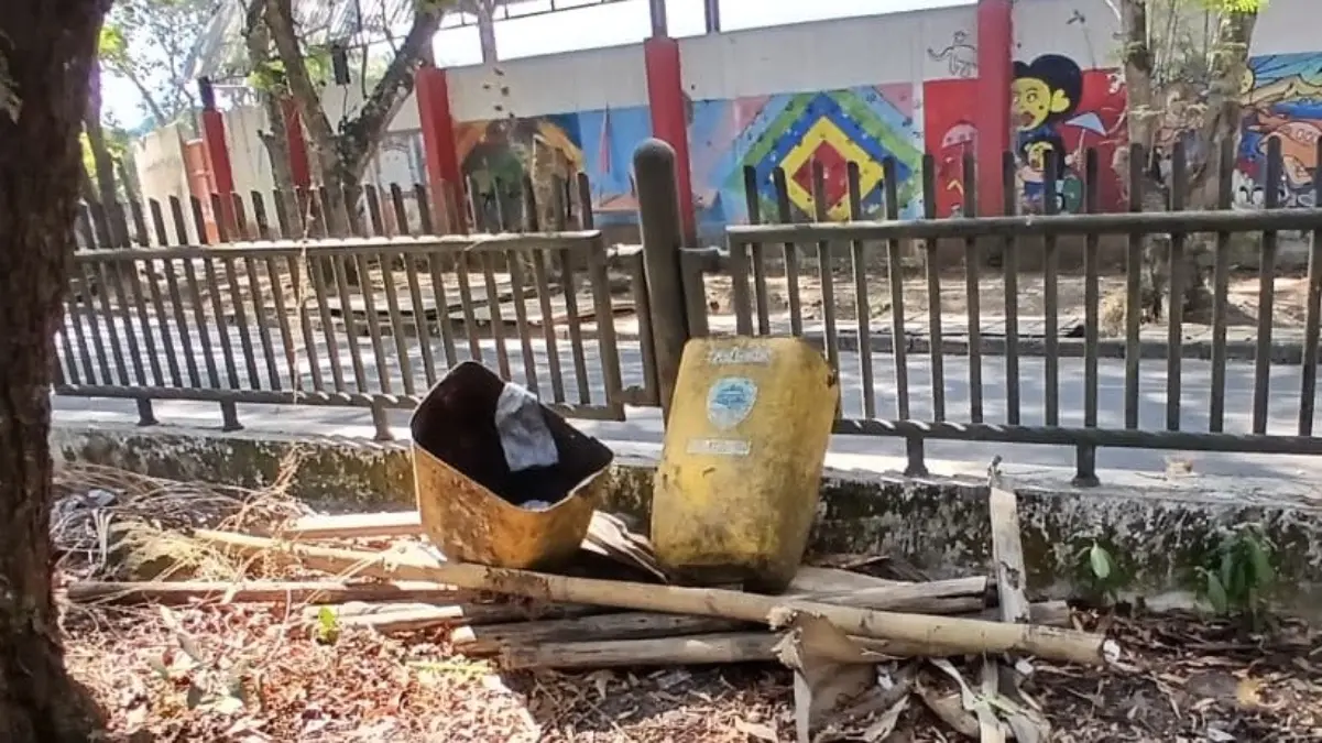 Tong Sampah Sarana Kebersihan Kompleks Dadaha Kurang Diperhatikan Tong sampah komplek dadaha kota tasikmalaya
