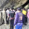 Evakuasi perempuan dalam goa pangandaran