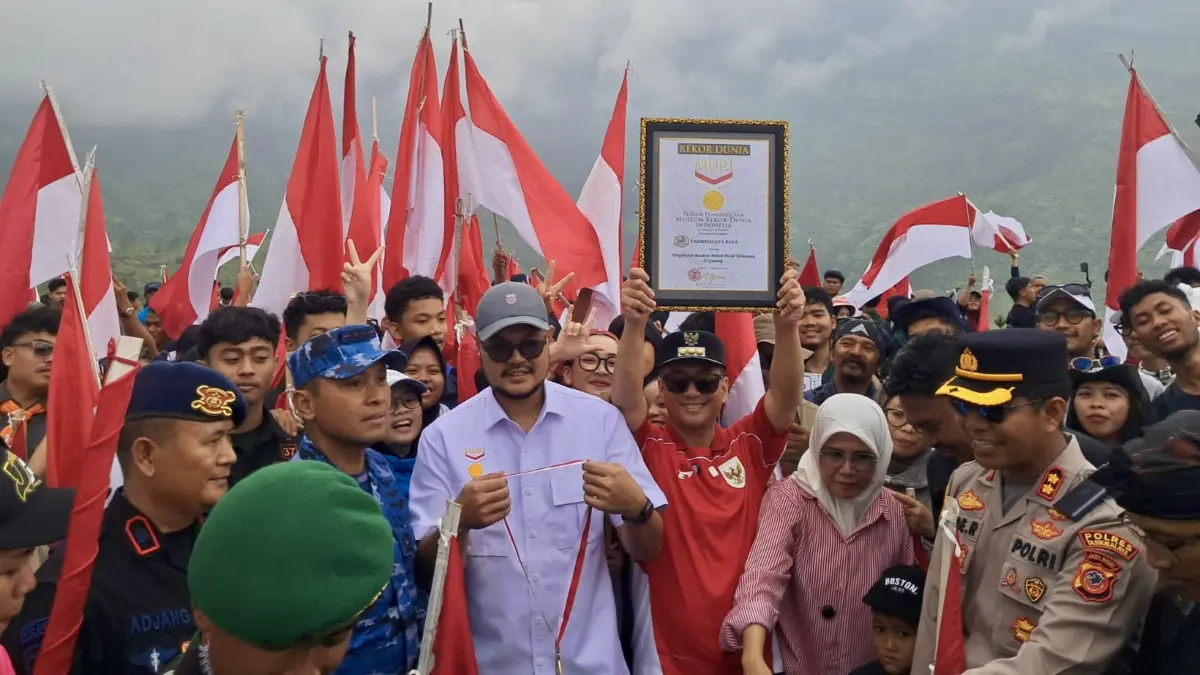 Ribuan bendera berkibar di galunggung