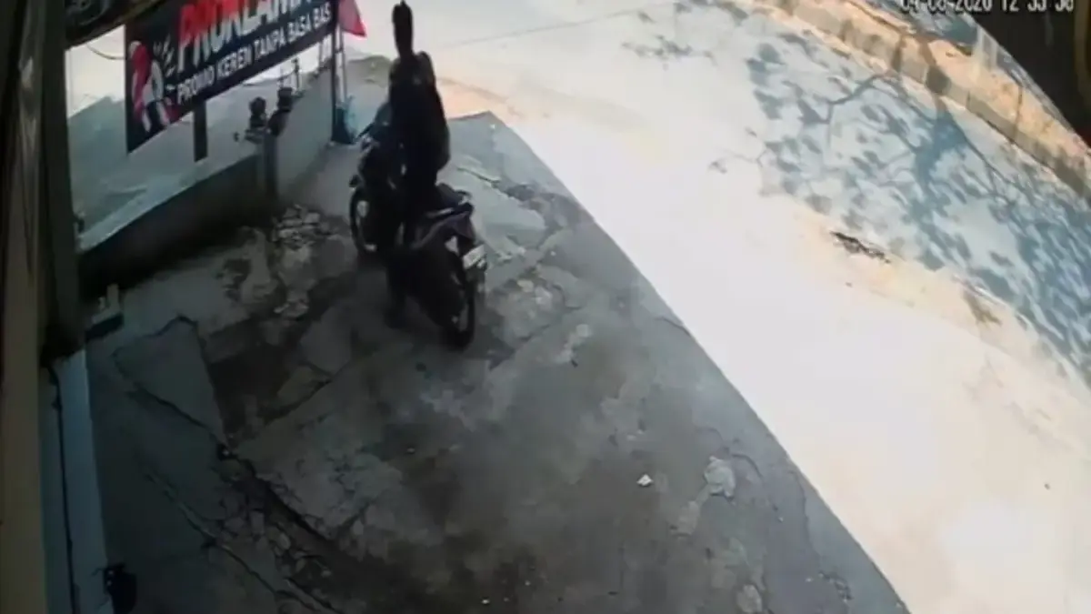 Aksi Curanmor Siang Bolong di Cikurubuk Tasikmalaya Terekam CCTV, Pelaku Kabur ke Arah Paseh Kasus curanmor cikurubuk kota tasikmalaya