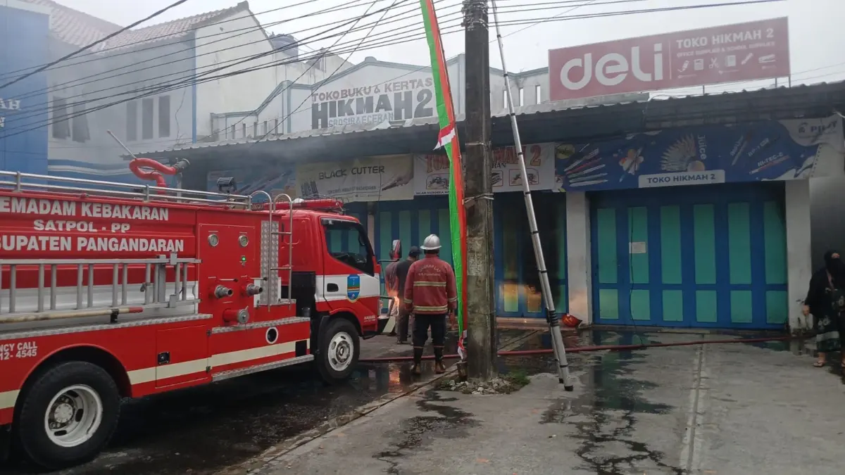 Kerugian Mencapai Rp 100 Juta! Toko Buku di Pangandaran Terbakar, Diduga Korsleting Listrik Kabel Mesin EDC Kebakaran toko buku di pangandaran
