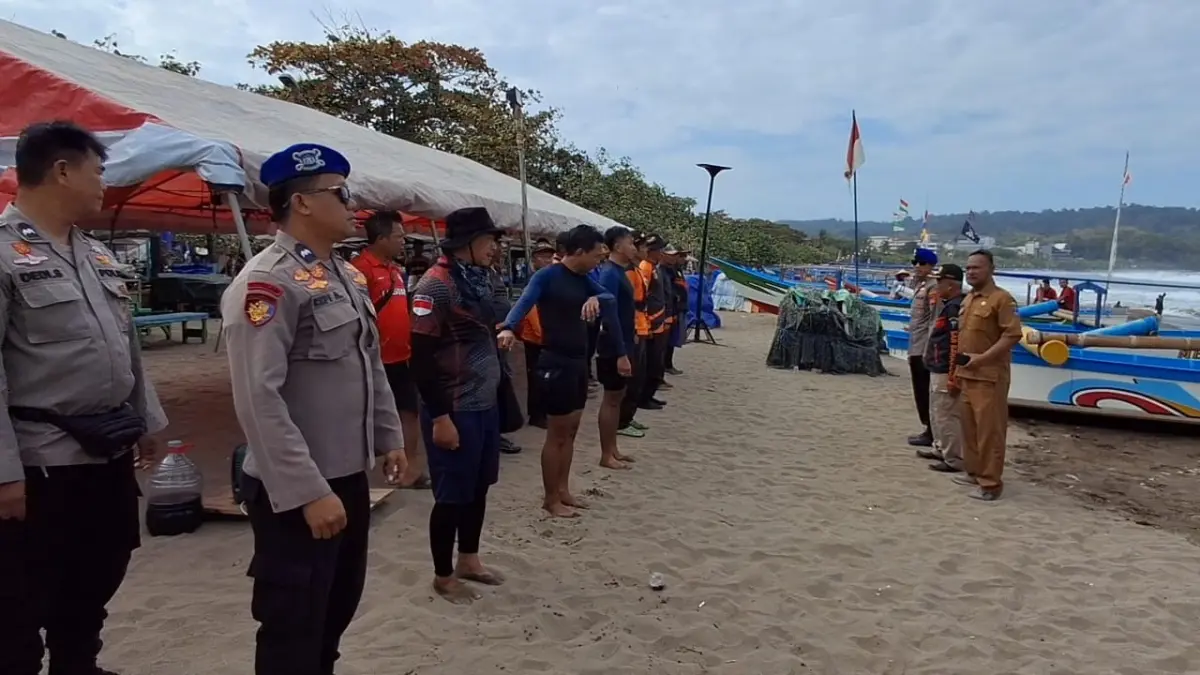 Perahu Terbalik, Nakhoda Hilang di Perairan Laut Pangandaran Nakhoda tekong hilang di pangandaran