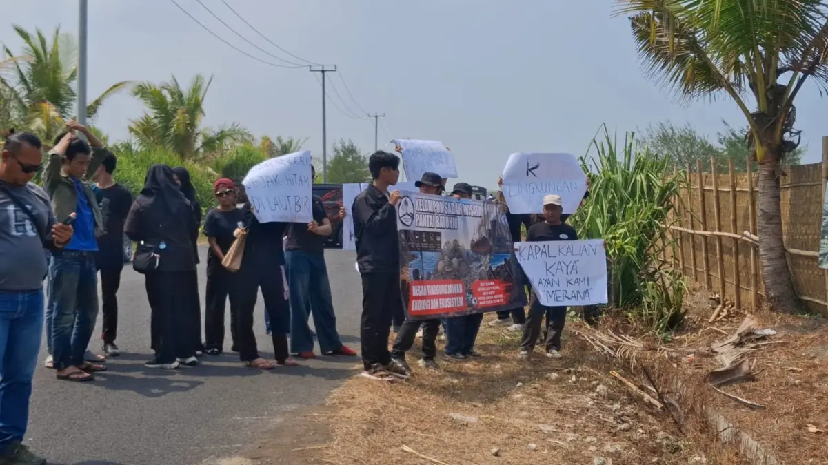Aksi protes, evakuasi kapal tongkang batu bara di pangandaran