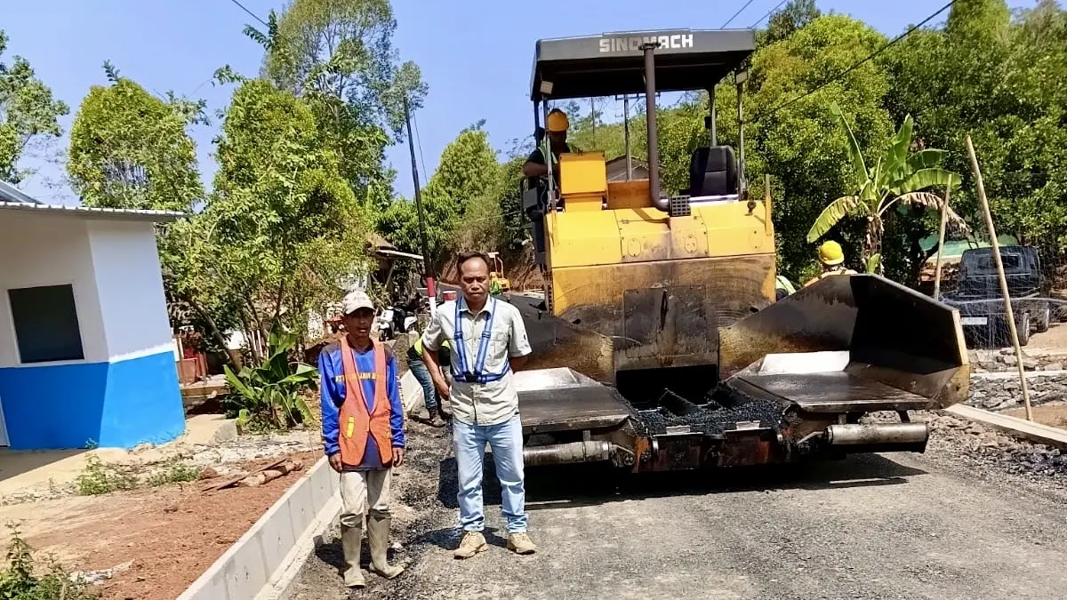 Jalan Cireundeu-Cihanura Bojonggambir Tasikmalaya Akhirnya Diaspal Setelah Puluhan Tahun Rusak Jalan bojonggambir