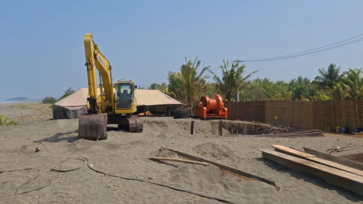 HNSI Pangandaran Keberatan Evakuasi Tongkang Dihentikan, Sosialisasi Harusnya Tak Butuh Waktu Lama Evakuasi kapal tongkang batu bara di pangandaran