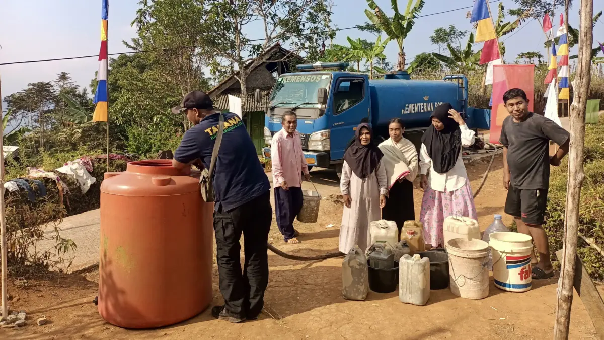 380 KK di Kecamatan Taraju Kabupaten Tasikmalaya Terima Distribusi Air Bersih Kekeringan