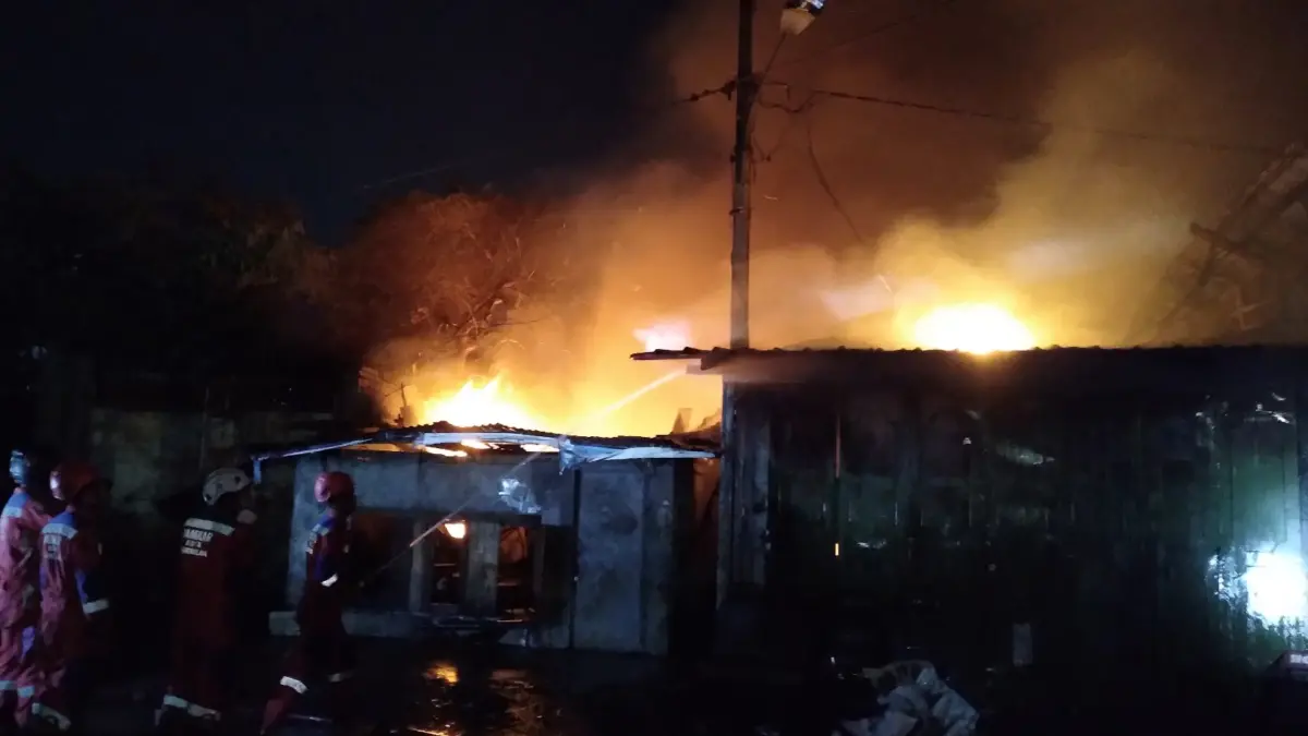 Gudang rongsok kebakaran