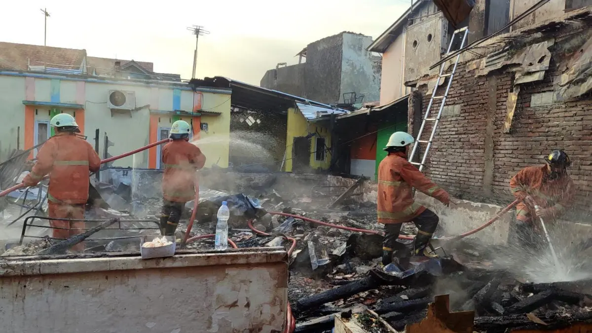 Diduga Tabung Gas Bocor, Tiga Rumah di Kota Banjar Ludes Terbakar Rumah terbakar