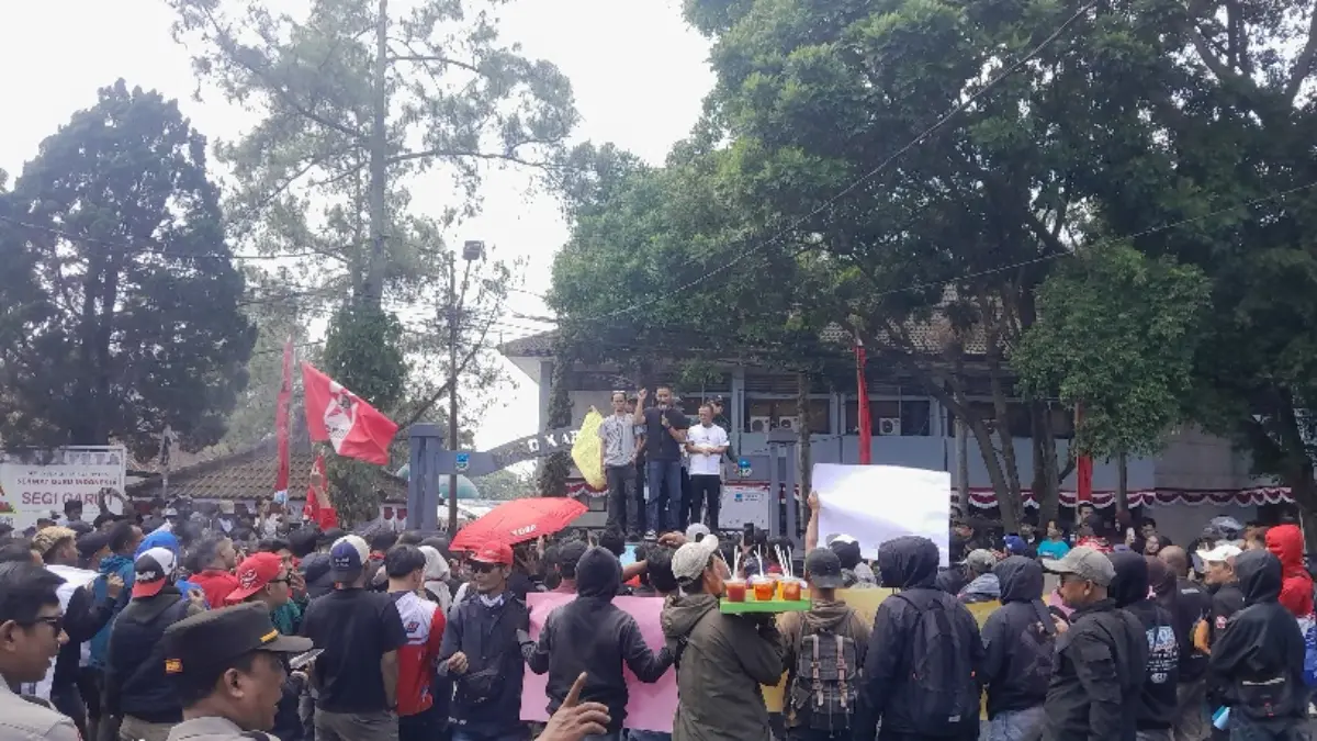 Masyarakat Tiga Kecamatan Datangi DPRD Garut, Pertanyakan Perbaikan Jalan Unjuk rasa