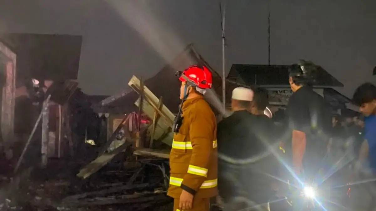 Kebakaran Melanda Pasar Andir Garut, 8 Unit Armada Gabungan Dikerahkan Kebakaran pasar