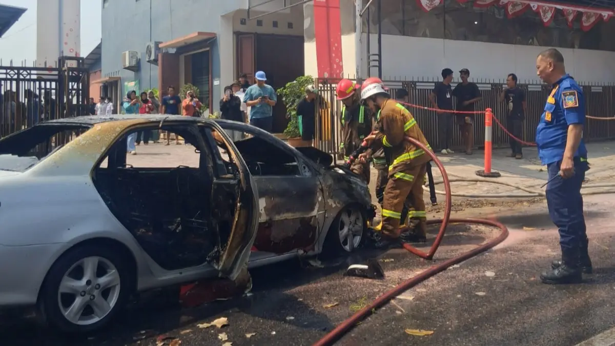 Mobil Terbakar di Jalan Sudirman Garut, Kelistrikan Diduga Jadi Pemicu Mobil Terbakar
