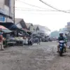 Jalan Rusak di Pasar Cikurubuk
