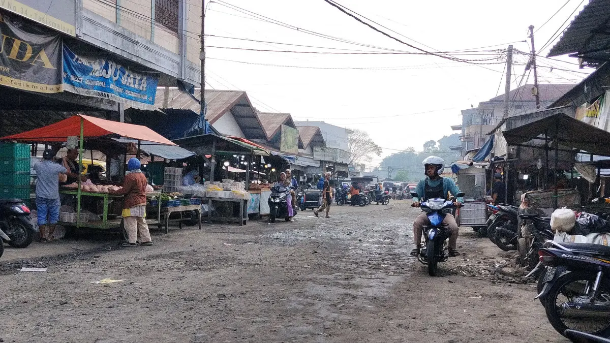 Jalan Rusak di Pasar Cikurubuk