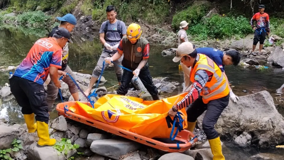 Geger di Sungai Ciloseh! Jenazah Pria Tanpa Identitas Ditemukan dengan Wajah Hancur jenazah pria tanpa identitas di Sungai Ciloseh