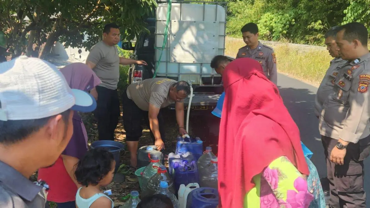 Warga Sukabakti Kota Tasikmalaya Kesulitan Air Bersih, Polisi Datang Bawa 1.000 Liter bantuan air bersih