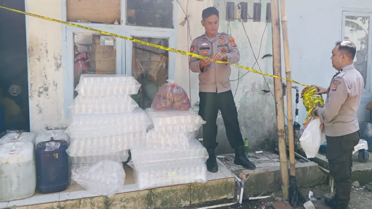 Gudang Arak Bali di Cibeureum Kota Tasikmalaya Digerebek, 500 Liter Miras Oplosan Disita Polisi penggerebekan miras oplosan