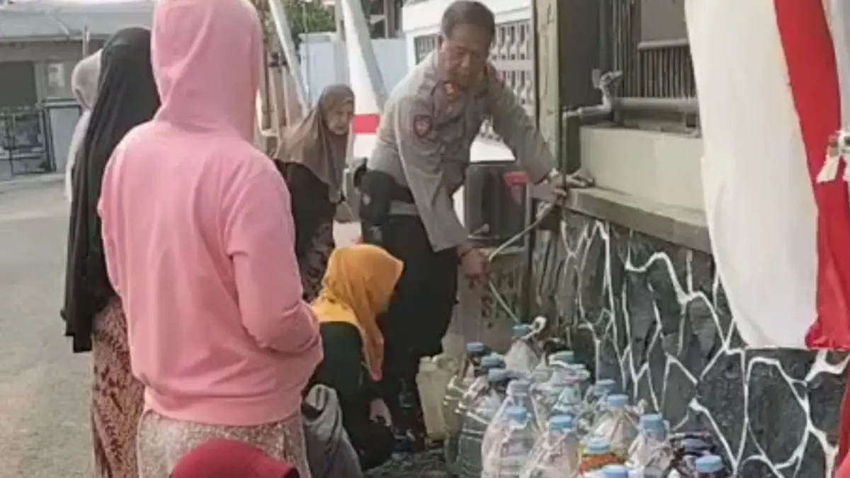 Kemarau Bikin Sumur Mengering, Rumah Kasat Samapta Polres Tasikmalaya Kota Jadi Sumur Harapan Warga sumber air bersih