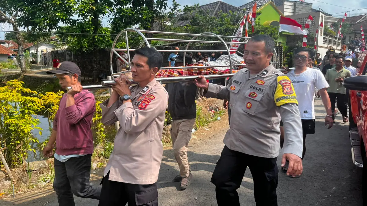 Diduga Jatuh saat Memetik Kelapa, Pria 27 Tahun Warga Rajapolah Tasikmalaya Meninggal Dunia jatuh dari pohon kelapa