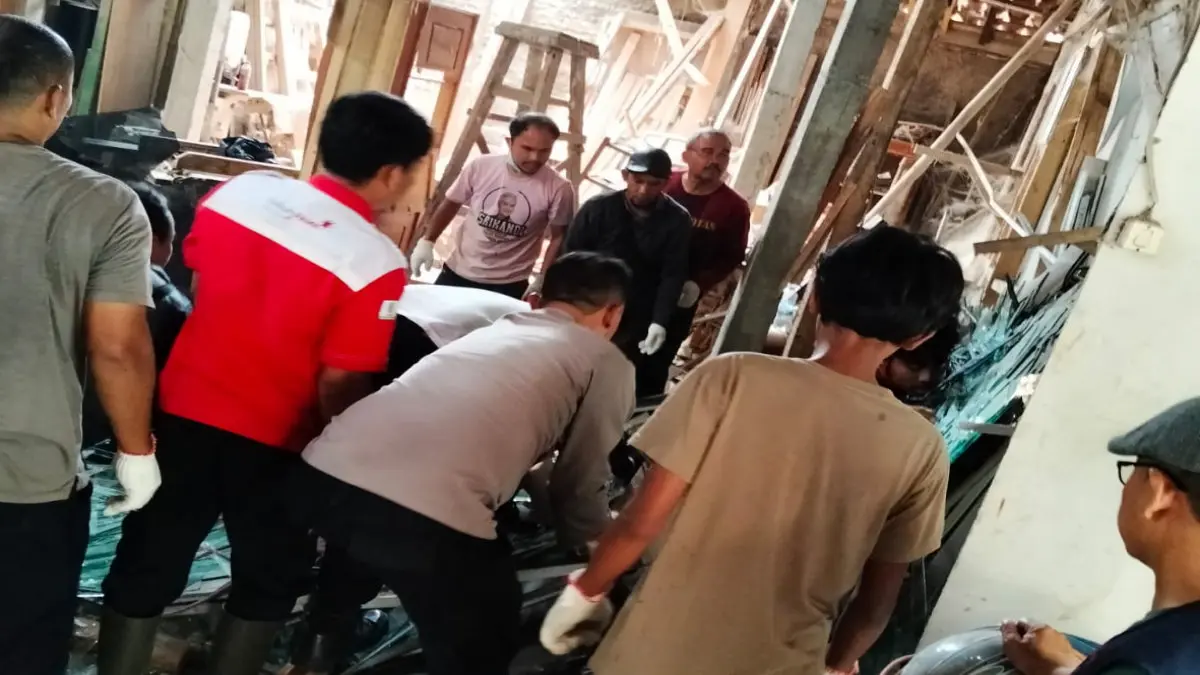 Pemilik Usaha di Mangkubumi Tasikmalaya Tertimpa 30 Lembar Kaca Tebal Seberat 1,3 Ton kecelakaan kerja tertimpa kaca di Mangkubumi