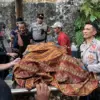 pria 81 tahun jatuh dari kanopi