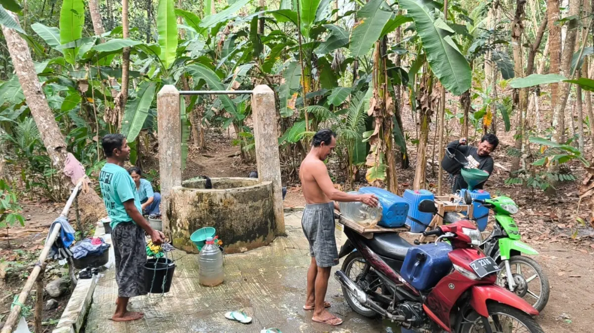 Demi Air Bersih, Warga Padaherang Pangandaran Bergiliran ke Sumur Tua krisis air bersih pangandaran