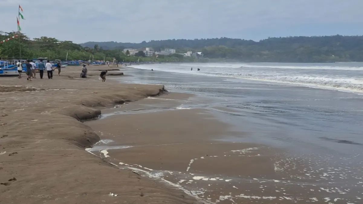 Abrasi Musiman Datang, Mempersulit Nelayan dan Pelaku Usaha di Pangandaran abrasi pantai barat pangandaran