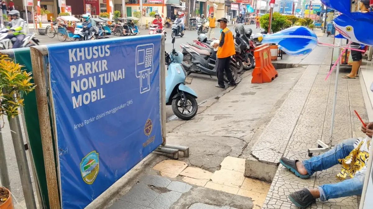 E-Retribusi Parkir Kota Tasikmalaya Diresmikan Tanpa Kesiapan, Jukir di Lapangan Masih Tunggu Arahan digitalisasi parkir kota tasikmalaya, pembayaran nontunai qris