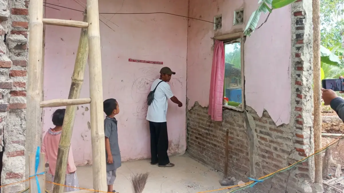 Retak Terdampak Gempa, Dinding Rumah Warga Kalipucang Pangandaran Semakin Rusak dan Ambruk dinding rumah warga pangandaran ambruk, dampak gempa