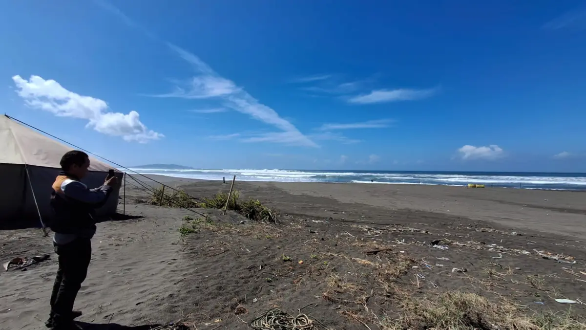 evakuasi kapal tongkang batu bara pangandaran,