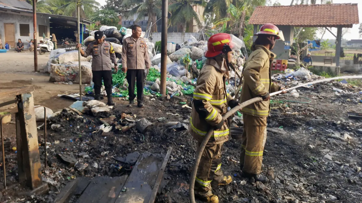 Gudang Barang Bekas di Ciamis Terbakar, Bakar Sampah Sembarangan Diduga Jadi Pemicu Kebakaran ciamis