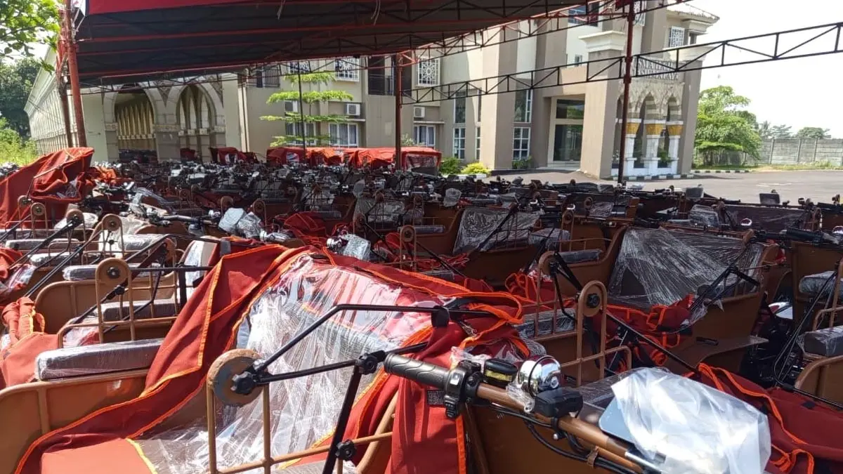220 Becak Listrik Bantuan Presiden Terparkir di Islamic Center Kabupaten Tasikmalaya becak listrik tasikmalaya