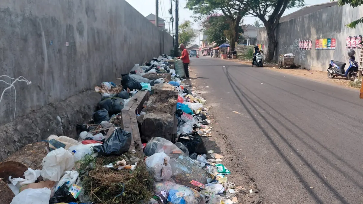 Bau Busuk Sampah Menggunung di Lukmanul Hakim Kota Tasikmalaya, Ganggu Warga dan Sekolah Gundukan sampah jalan lukmanul hakim kota tasikmalaya