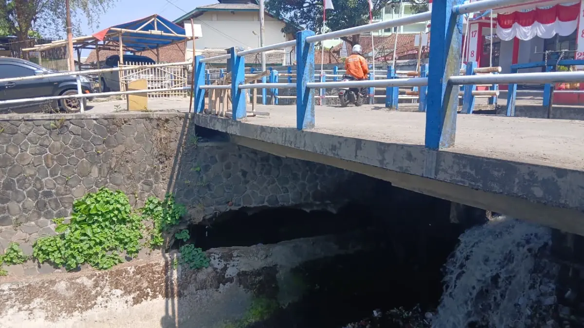 Jembatan ambrol tasikmalaya, tembok irigasi rusak