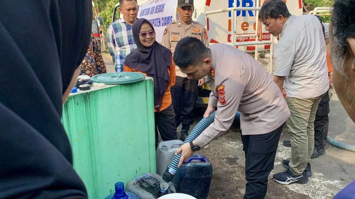 Dampak Kekeringan, Warga Desa Wangunjaya Ciamis Terima Distribusi Air Bersih Kekeringan ciamis