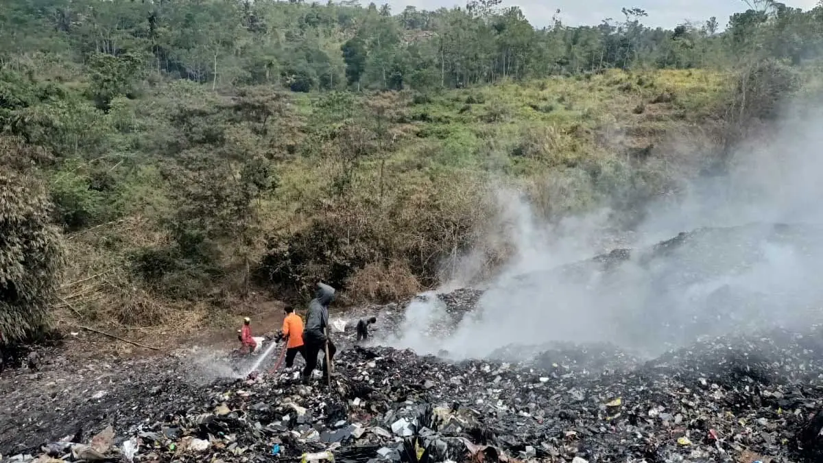 Meski Api Mulai Padam, Asap Masih Mengepul di TPA Cioray Kabupaten Tasikmalaya tpa tasikmalaya kebakaran