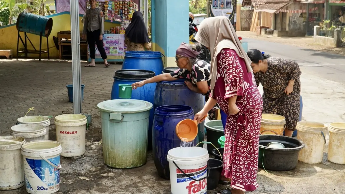 Warga Mangunreja Tasikmalaya Krisis Air Bersih, Polres Tasikmalaya Distribusikan 5.000 Liter Air Mangunreja krisis air bersih